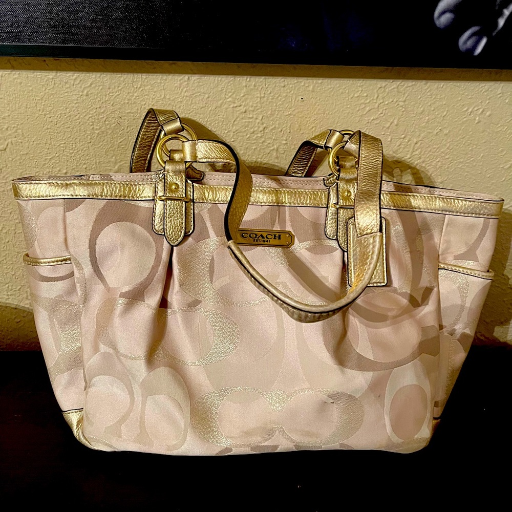 ✨Large Coach shoulder bag/tote, gold and brown colors, Coach monogram!✨